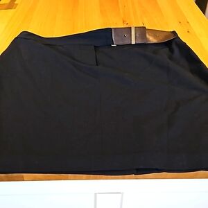 Short skirt with belt